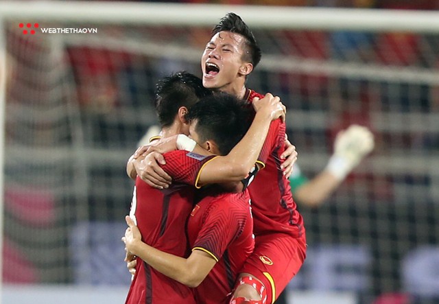Chùm ảnh: Cảm xúc vỡ òa của các cầu thủ Việt Nam sau khi giành vé vào chung kết AFF Cup 2018 - Ảnh 10.