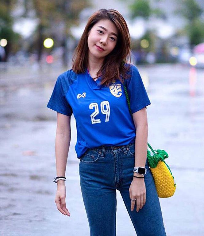 Vòng 1 căng đầy của bạn gái tuyển thủ Thái Lan bị loại ở bán kết AFF Cup 2018 - Ảnh 7.
