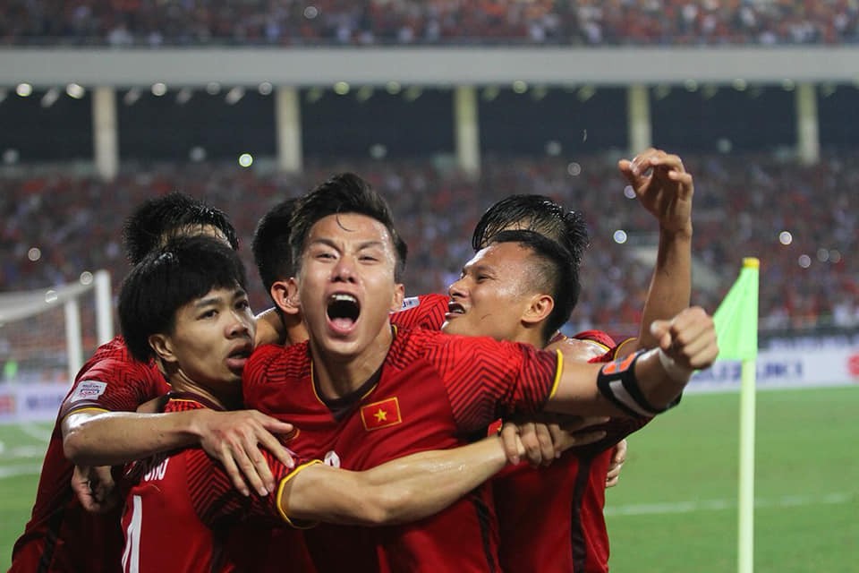 Kết thúc chung kết AFF Cup 2018, Quế Ngọc Hải có hành động bất ngờ đối với Văn Quyết - Ảnh 1.