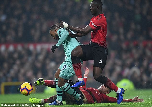 Những lí do khiến Jose Mourinho không thể có một hàng thủ mạnh tại Man Utd - Ảnh 1.