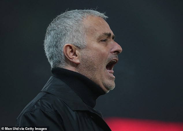 Những lí do khiến Jose Mourinho không thể có một hàng thủ mạnh tại Man Utd - Ảnh 3.