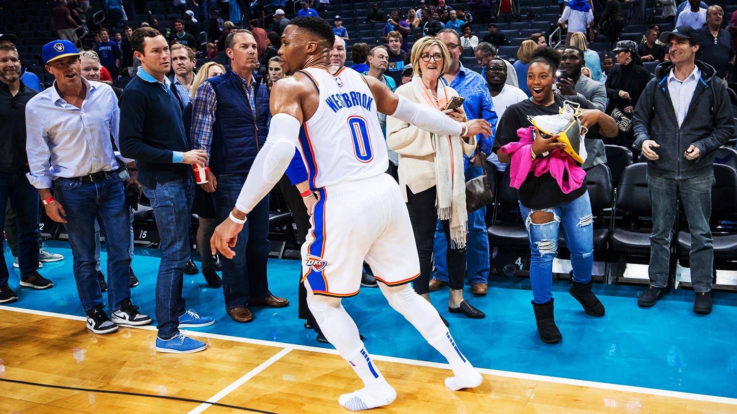 Russell Westbrook lý giải vì sao anh liên tục tặng giày thi đấu cho người hâm mộ trong hơn 10 ngày qua - Ảnh 2.