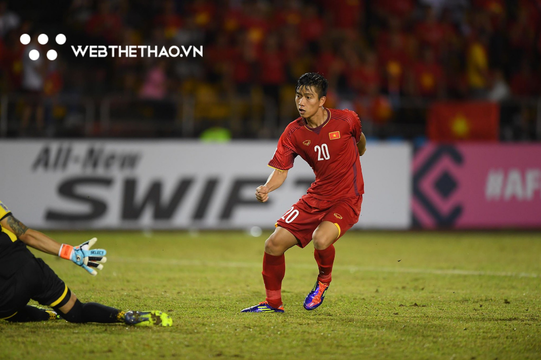 Phan Văn Đức thăng hoa tại AFF Cup 2018 nhờ... đôi giày lỗi mốt!  - Ảnh 1.