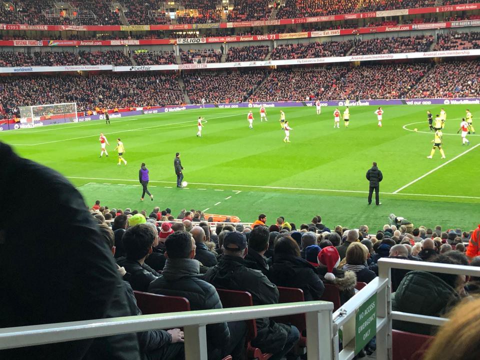 NHM thả bóng bay xuống sân Emirates chế giễu cầu thủ Arsenal hút bóng cười - Ảnh 2.
