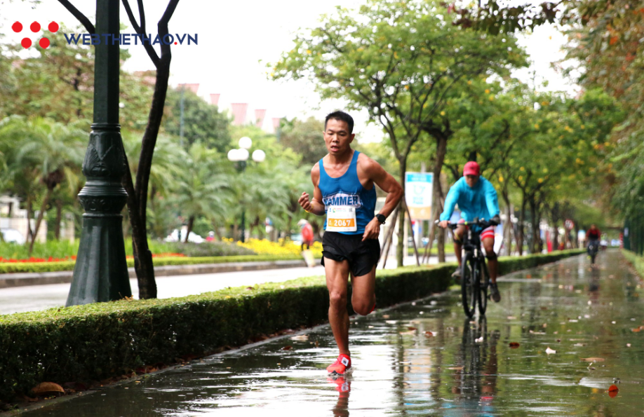 Hanoi Half Marathon 2018 - những khoảnh khắc đẹp - Ảnh 3.