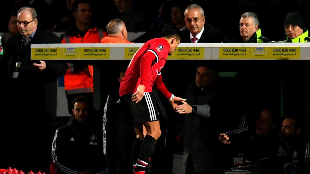 Lý do khó tin khiến Alexis Sanchez khó chịu trong phòng thay đồ Man Utd - Ảnh 2.