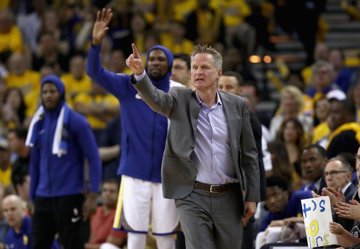 HLV Steve Kerr nghĩ gì khi Golden State Warriors đang ném 3 điểm vô cùng ít? - Ảnh 1.