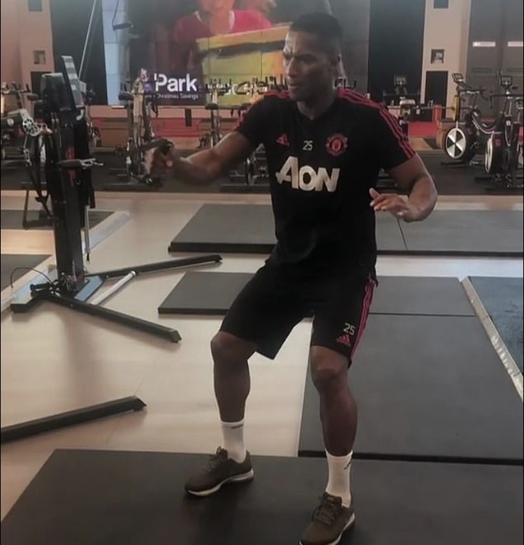 Đăng clip khoe tập gym, Valencia nhận ngay thông điệp đắng ngắt từ ông thầy Jose Mourinho - Ảnh 1.