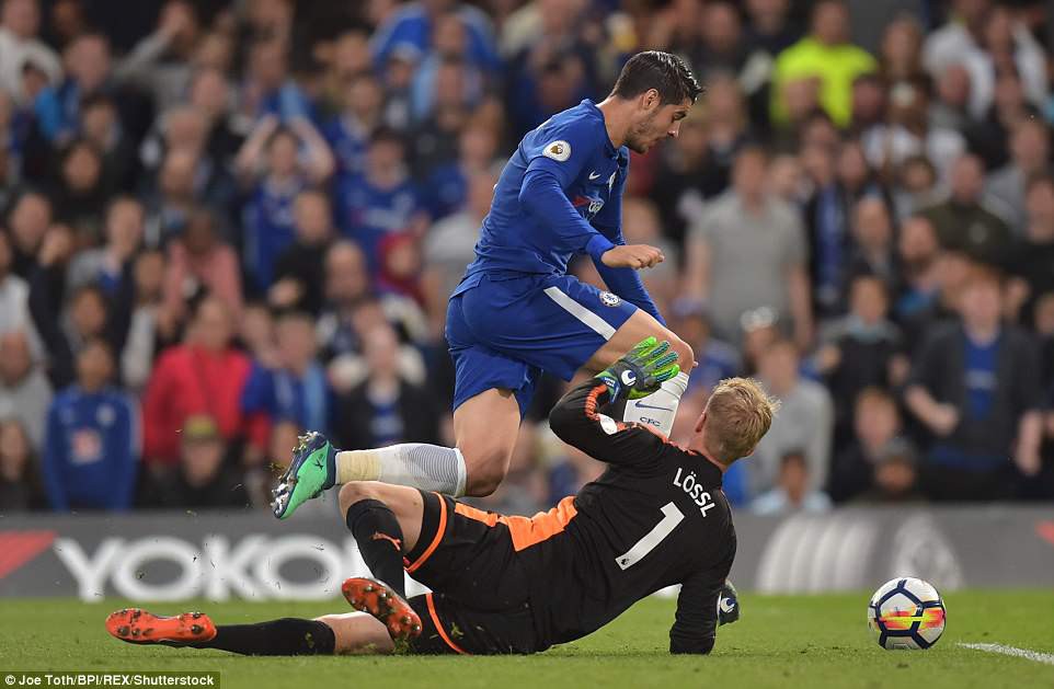 Video: Để Huddersfield cầm hòa, Chelsea gặp khó trong cuộc đua Top 4 - Ảnh 2.