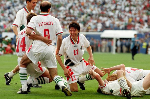 Video 50 bàn đẹp nhất lịch sử World Cup: Pha bóng bùng nổ của Stoichkov - Ảnh 1.