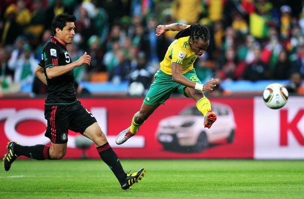 Video 50 bàn đẹp nhất lịch sử World Cup: Tsabalala và ngày mở màn tại Nam Phi - Ảnh 1.