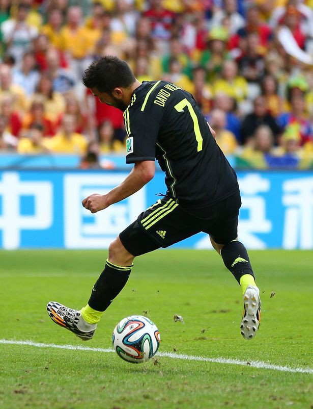 Video 50 bàn đẹp nhất lịch sử World Cup: Cú đánh gót ngẫu hứng của David Villa - Ảnh 1.