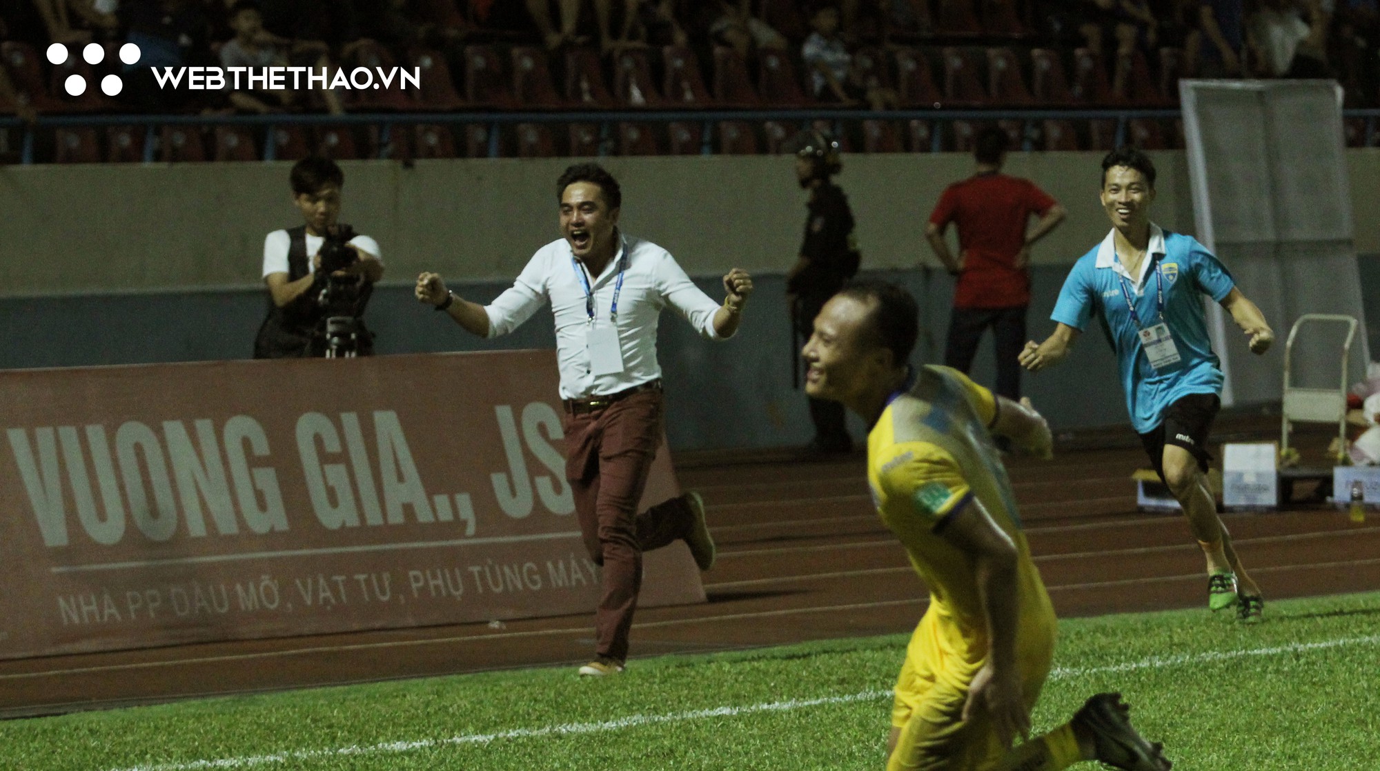 HLV Nguyễn Đức Thắng khen Minh Tuấn chuyên nghiệp khi đấu đội bóng cũ T.QN - Ảnh 2.
