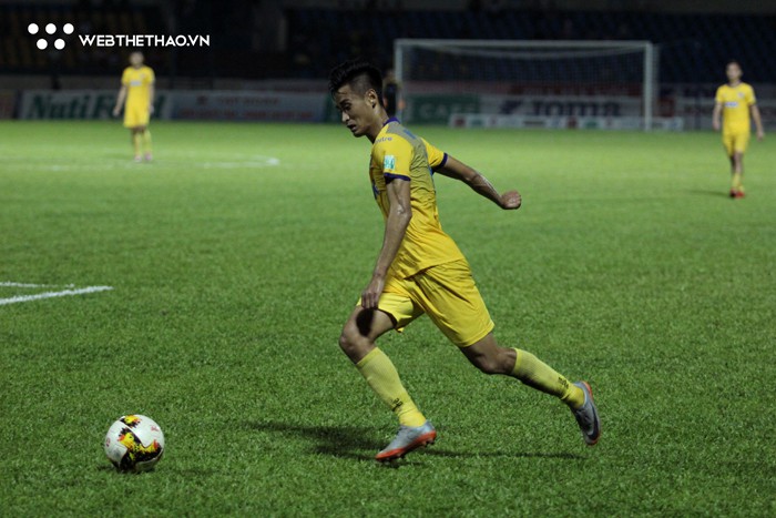 HLV Nguyễn Đức Thắng khen Minh Tuấn chuyên nghiệp khi đấu đội bóng cũ T.QN - Ảnh 1.