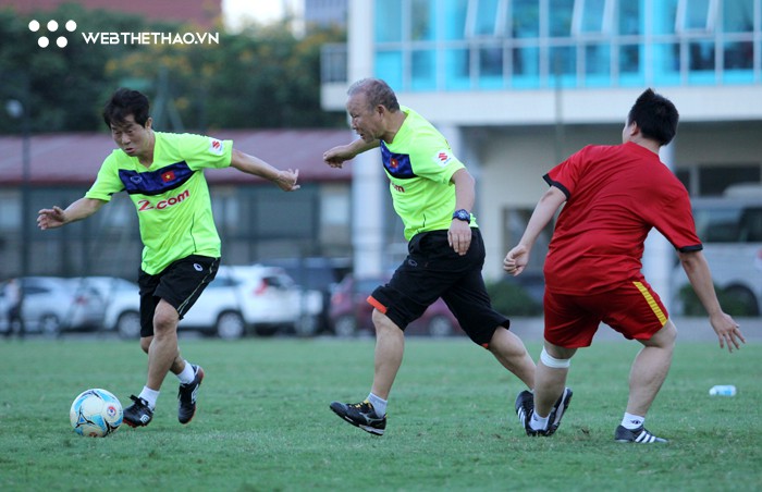 Video: HLV Park Hang Seo chơi chiến thuật mắc màn đầy hài hước khi đá bóng 3 người ở VFF - Ảnh 4.
