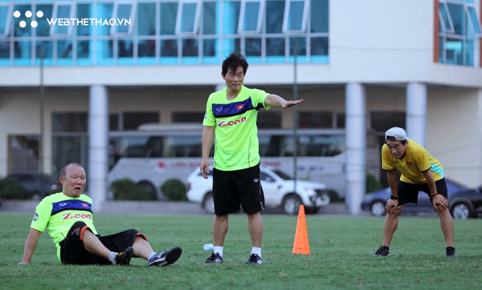 Video: HLV Park Hang Seo chơi chiến thuật mắc màn đầy hài hước khi đá bóng 3 người ở VFF - Ảnh 3.