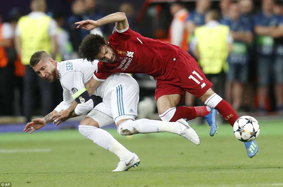 Báo giới, chuyên gia và cầu thủ phản ứng thế nào với pha vật Judo của Ramos khiến Salah mất chung kết Champions League? - Ảnh 1.