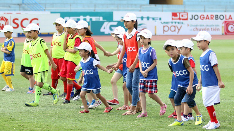 Hơn 150 em nhỏ phấn khích khi được chơi bóng cùng Quang Hải - Ảnh 3.