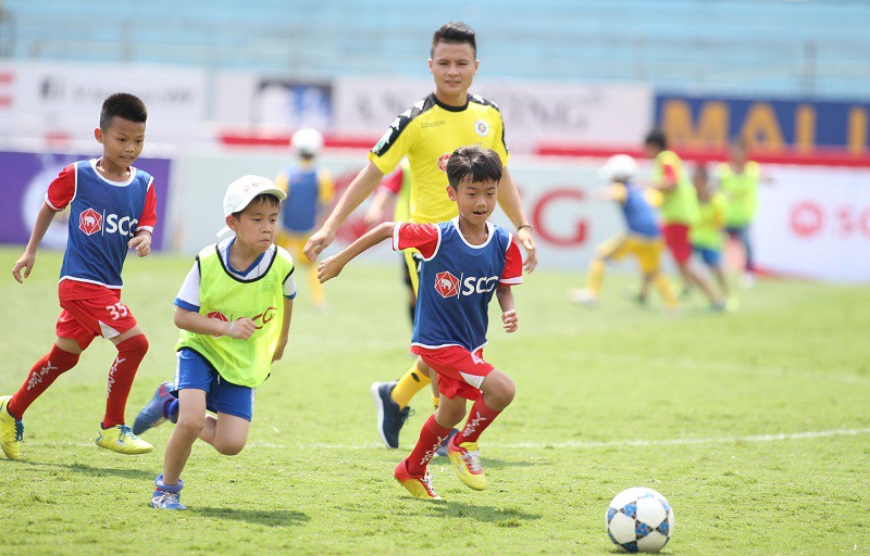 Hơn 150 em nhỏ phấn khích khi được chơi bóng cùng Quang Hải - Ảnh 2.