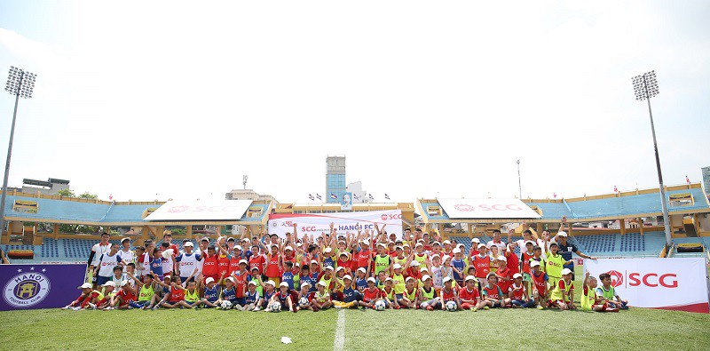 Hơn 150 em nhỏ phấn khích khi được chơi bóng cùng Quang Hải - Ảnh 1.