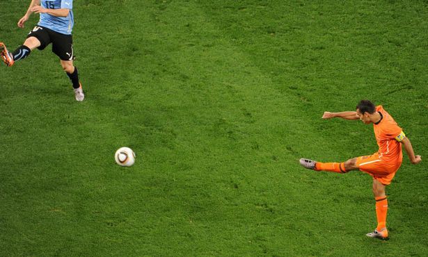 Video 50 bàn đẹp nhất lịch sử World Cup: Khoảnh khắc Van Bronckhorst bùng nổ - Ảnh 1.