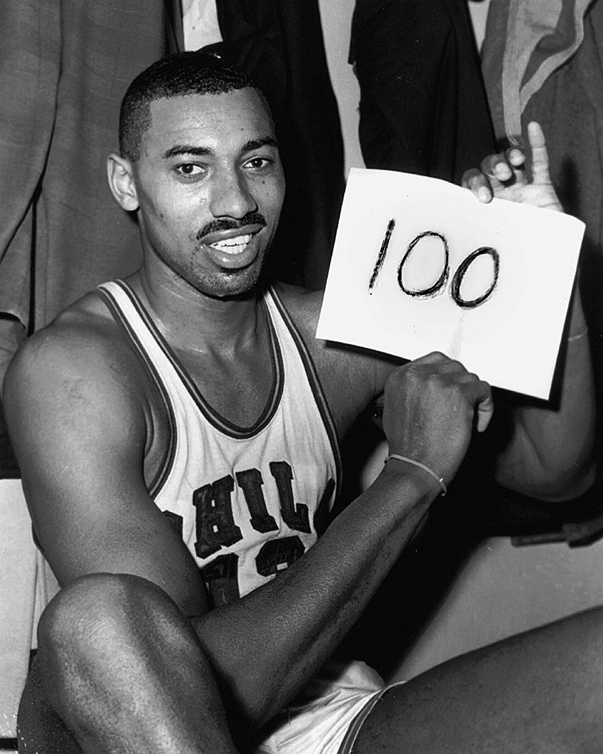 Đã là fan bóng rổ nhất định phải biết ý nghĩa 12 bức ảnh bất tử trong lịch sử NBA - Ảnh 7.