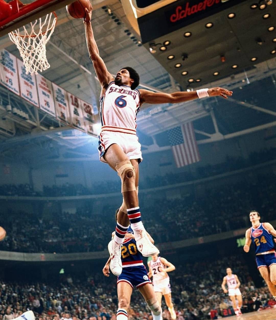Đã là fan bóng rổ nhất định phải biết ý nghĩa 12 bức ảnh bất tử trong lịch sử NBA - Ảnh 11.