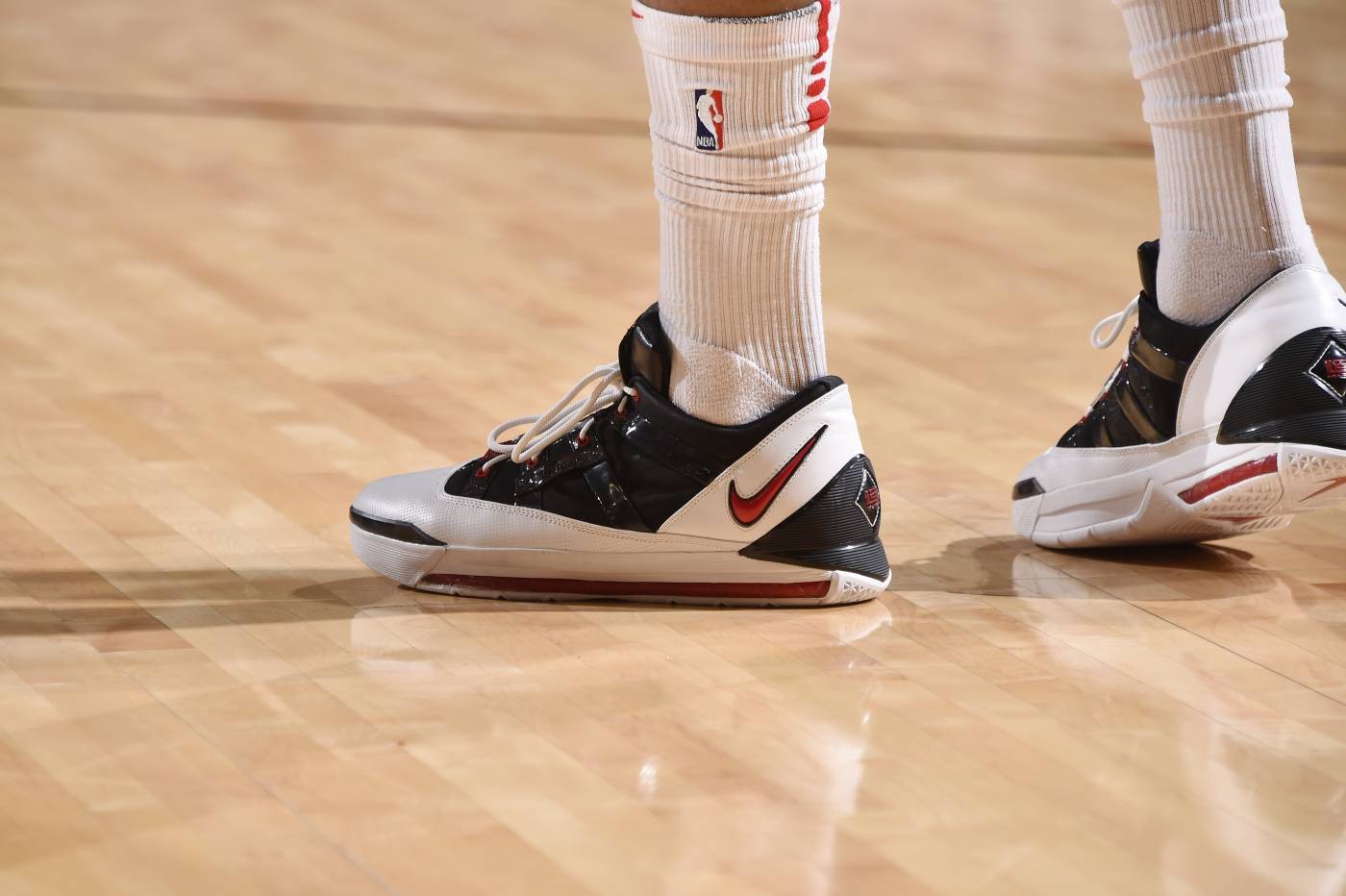 Chi tiết và đầy đủ các mẫu giày khủng của Thánh giày P.J. Tucker tại NBA Playoffs 2018 (kỳ 1) - Ảnh 3.