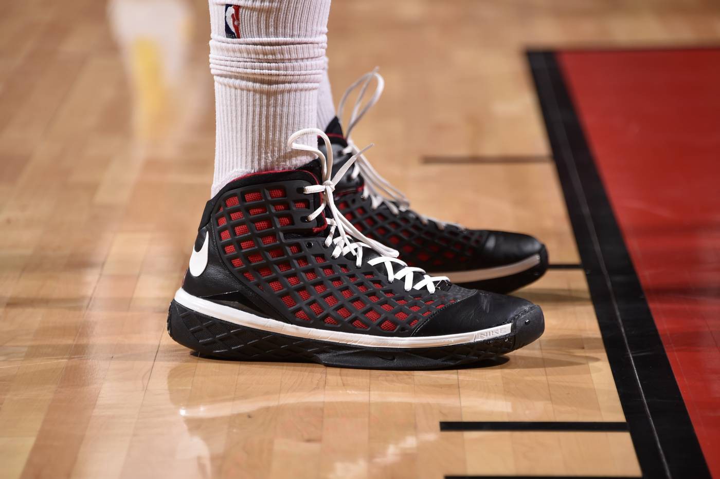 Chi tiết và đầy đủ các mẫu giày khủng của Thánh giày P.J. Tucker đã mang tại NBA Playoffs 2018 - Ảnh 20.