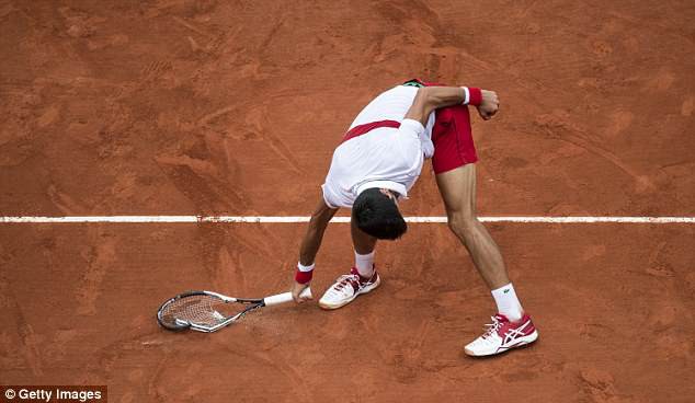 Roland Garros ngày thứ 6: Djokovic đập vợt vẫn giành chiến thắng nghẹt thở - Ảnh 1.