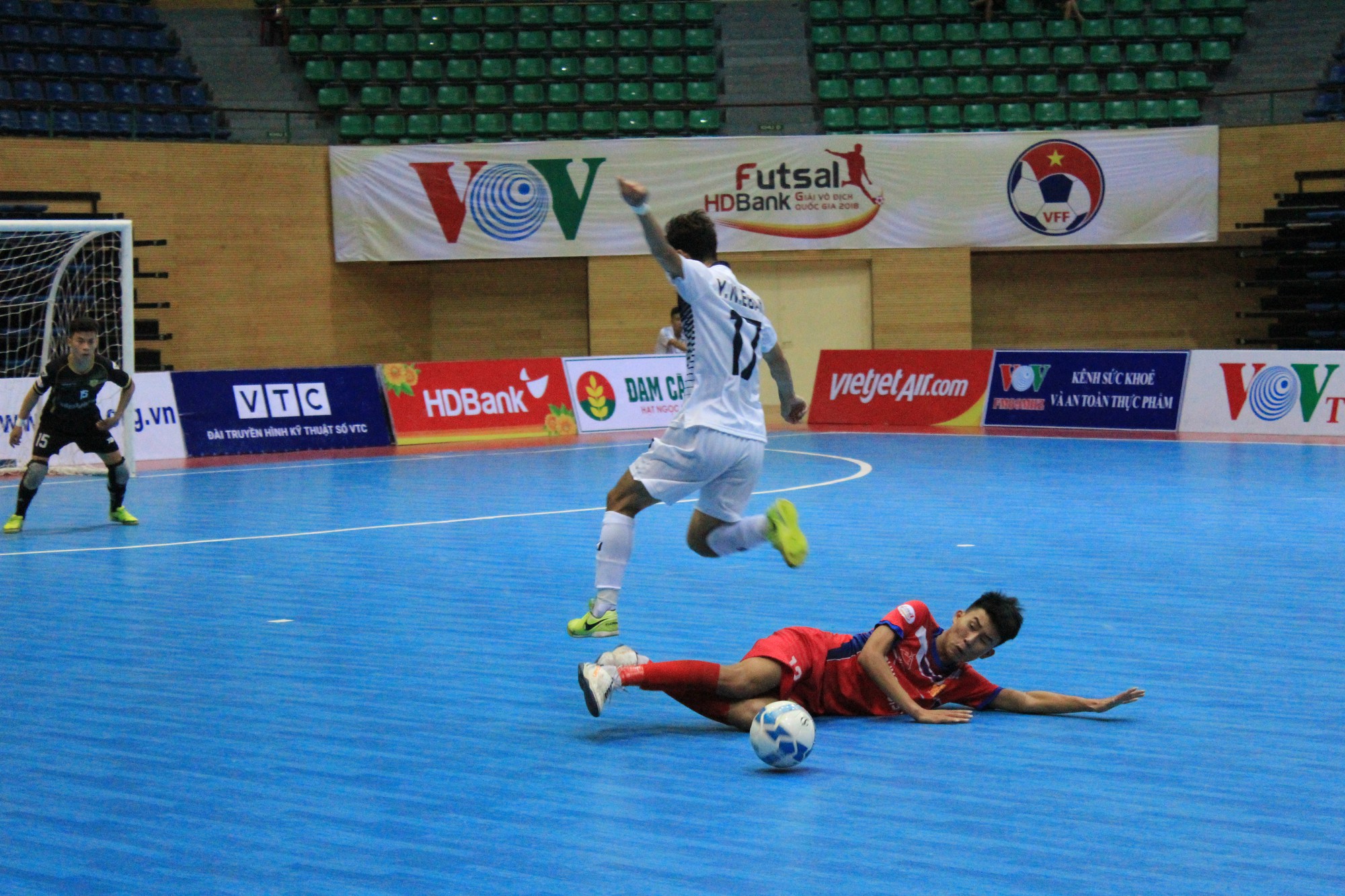 Futsal VĐQG 2018: Hải Phương Nam ĐH Gia Định đòi lại ngôi đầu từ Thái Sơn Nam - Ảnh 1.