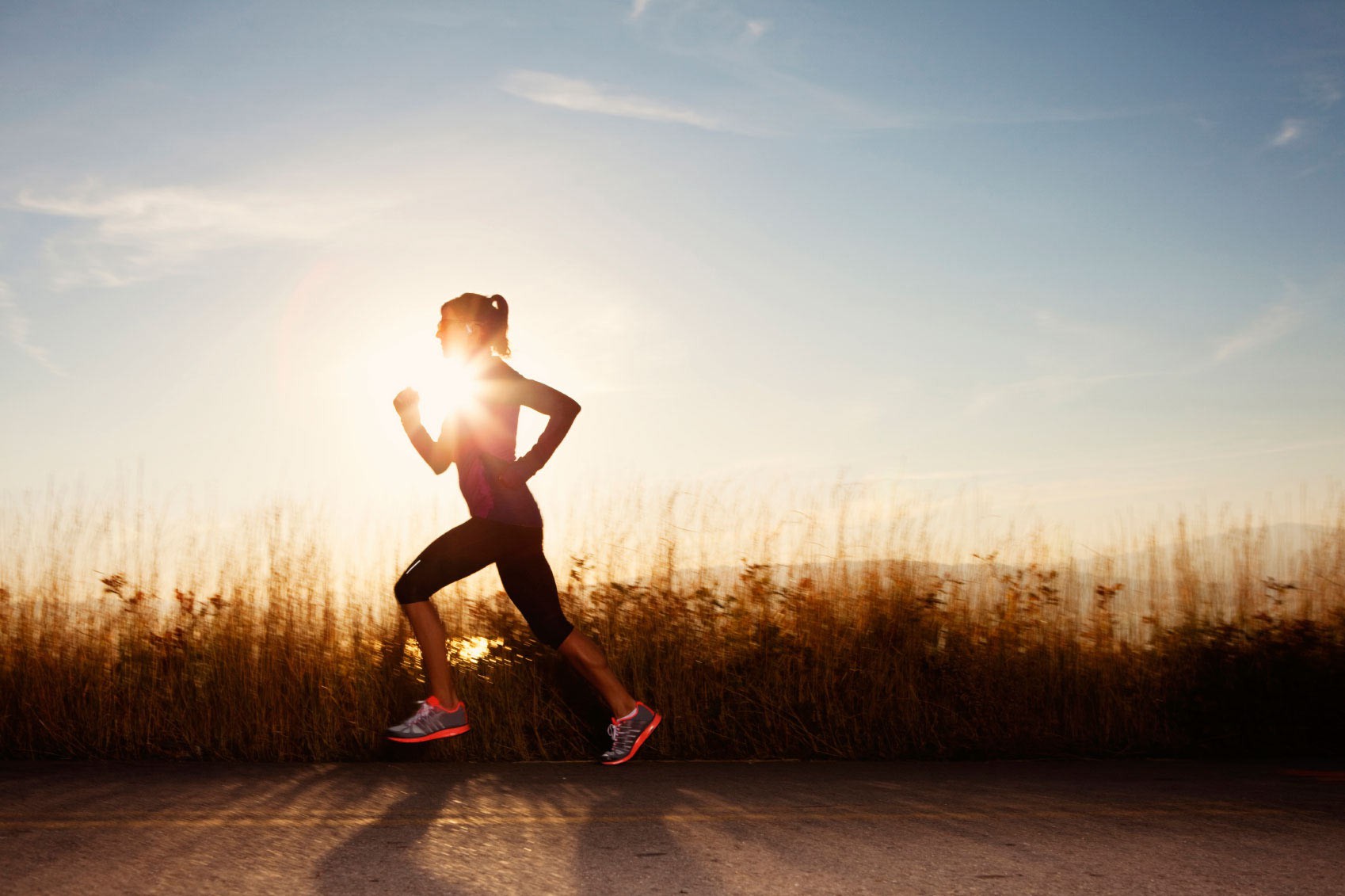6 lợi ích tuyệt vời để bạn nhấc mông khỏi giường và chạy bộ buổi sáng - Ảnh 1.