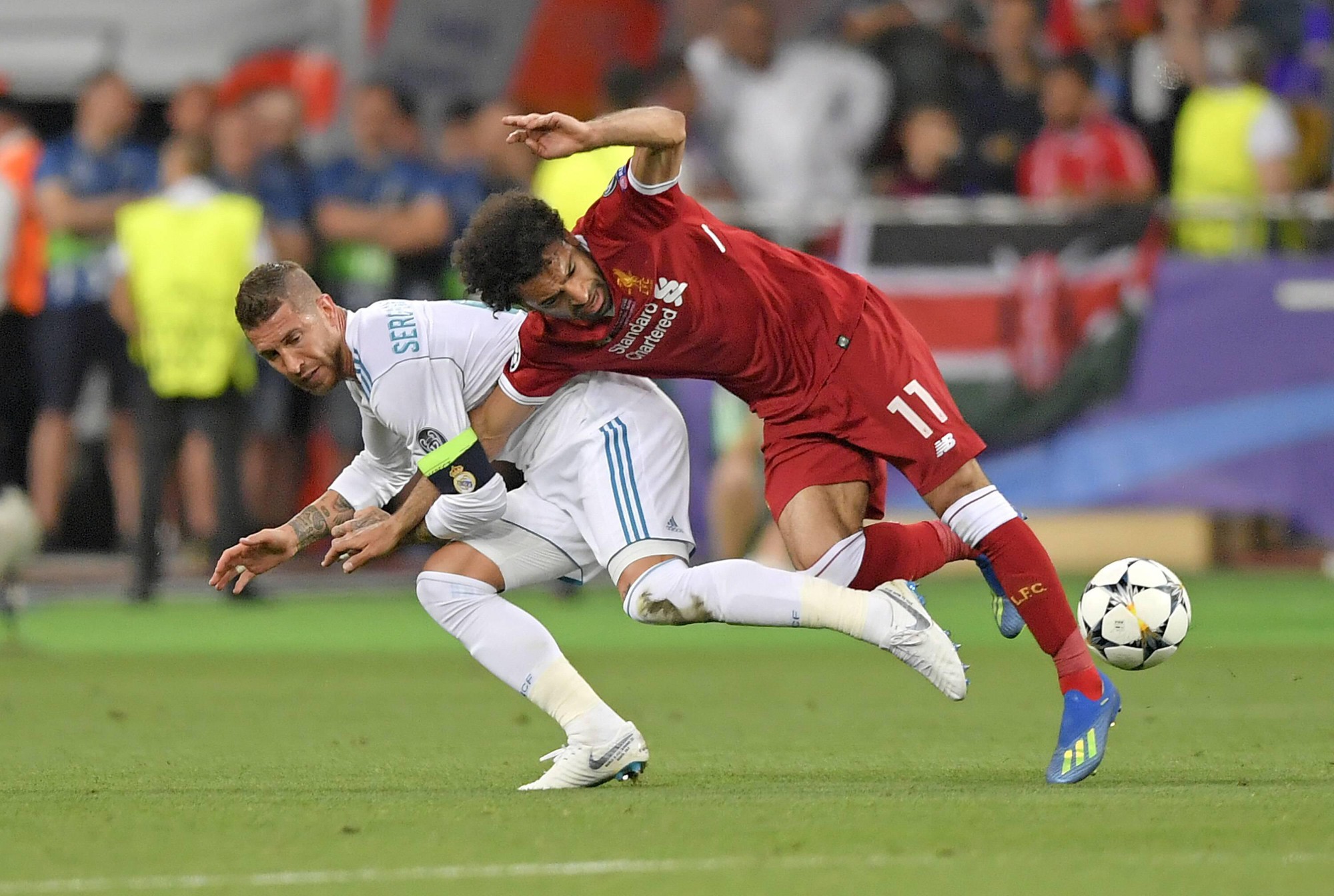Chưa bình phục, Mo Salah đã bị hậu vệ Nga dọa chăm sóc theo cách Sergio Ramos  - Ảnh 1.