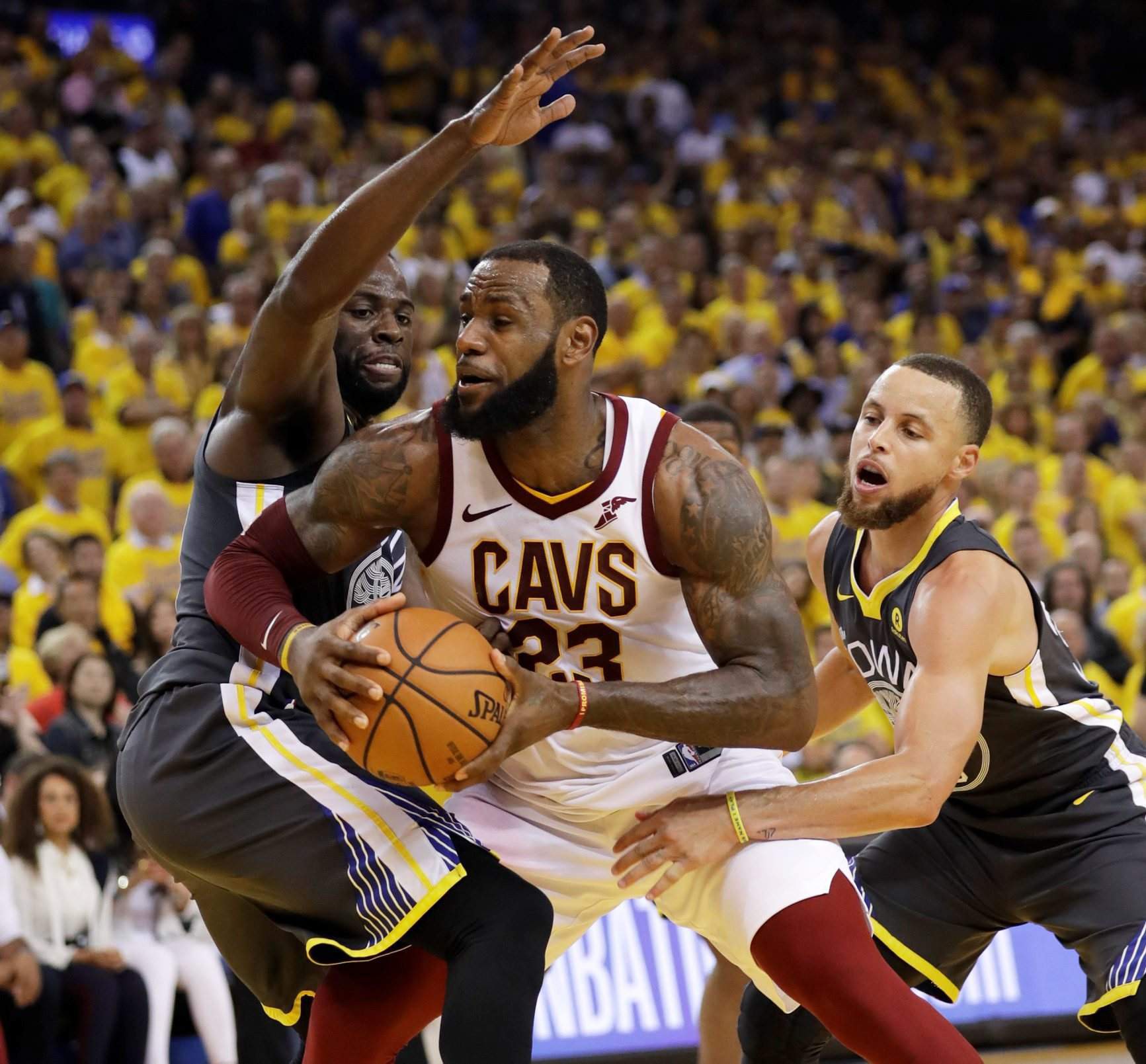 LeBron bị phản pháo nặng nề sau khi phát biểu về chấn thương tay tại NBA Finals 2018 - Ảnh 2.