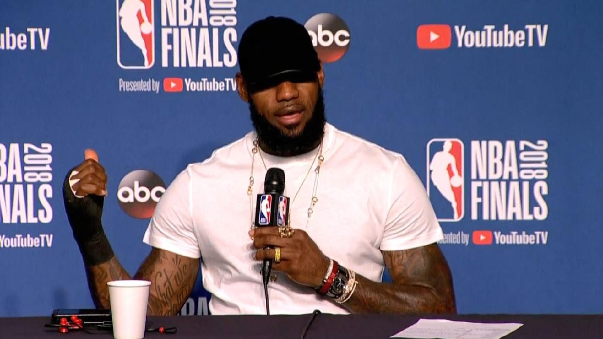 LeBron bị phản pháo nặng nề sau khi phát biểu về chấn thương tay tại NBA Finals 2018 - Ảnh 1.