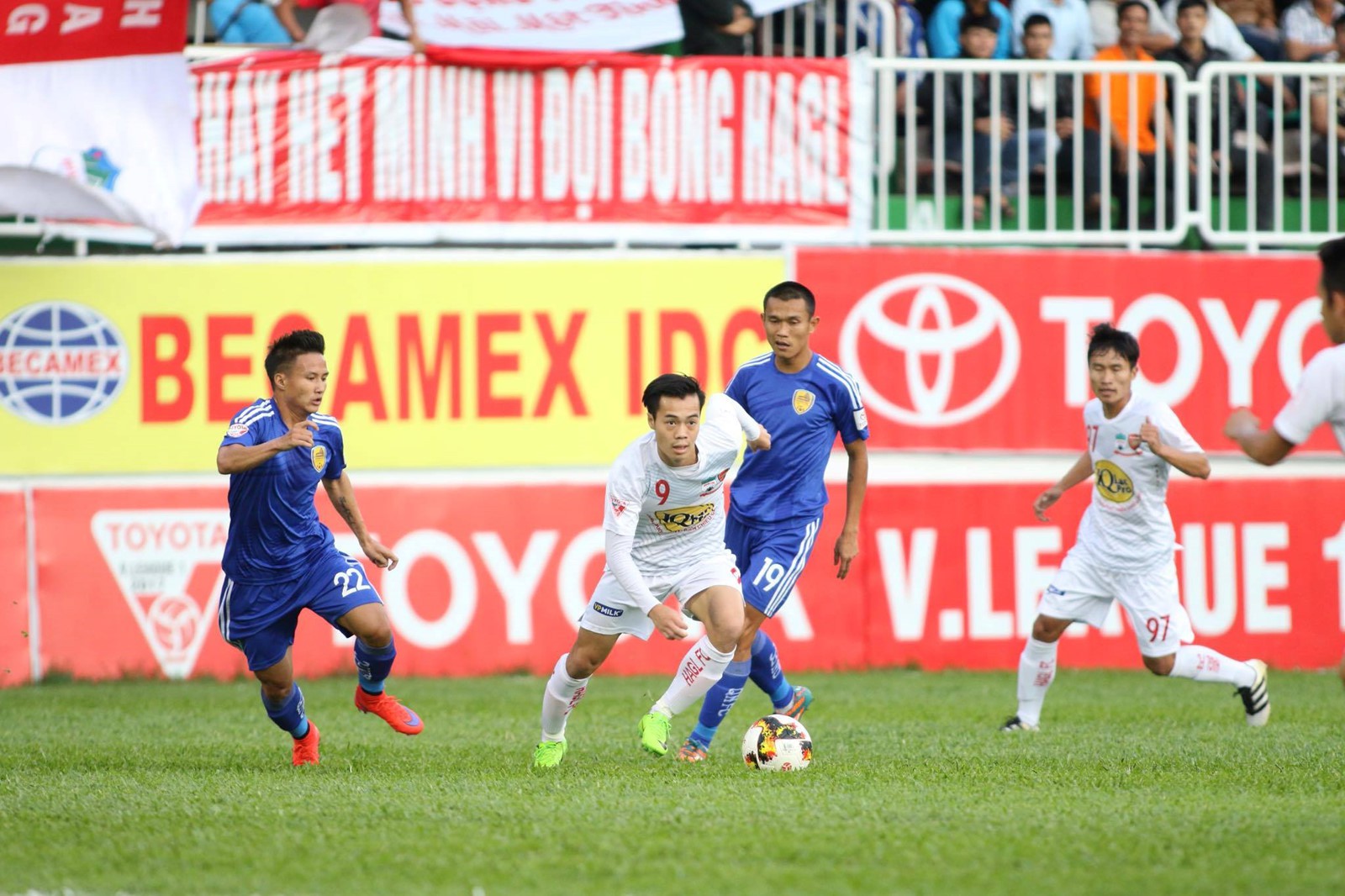 Trực tiếp V.League 2018 Vòng 13: Hoàng Anh Gia Lai - Quảng Nam FC - Ảnh 1.