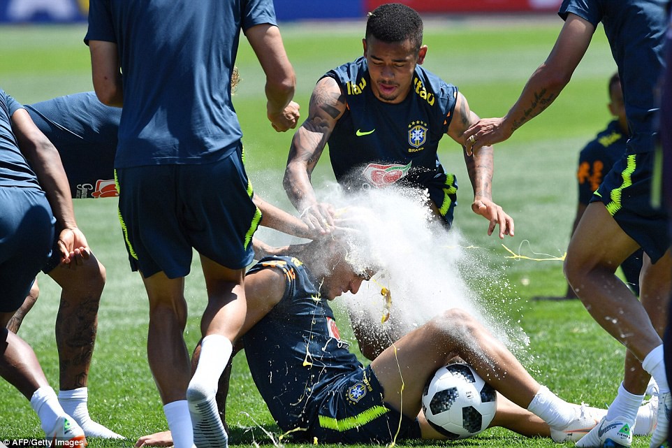 Philippe Coutinho cười ra nước mắt với món quà sinh nhật trên sân tập chuẩn bị cho World Cup 2018 - Ảnh 2.