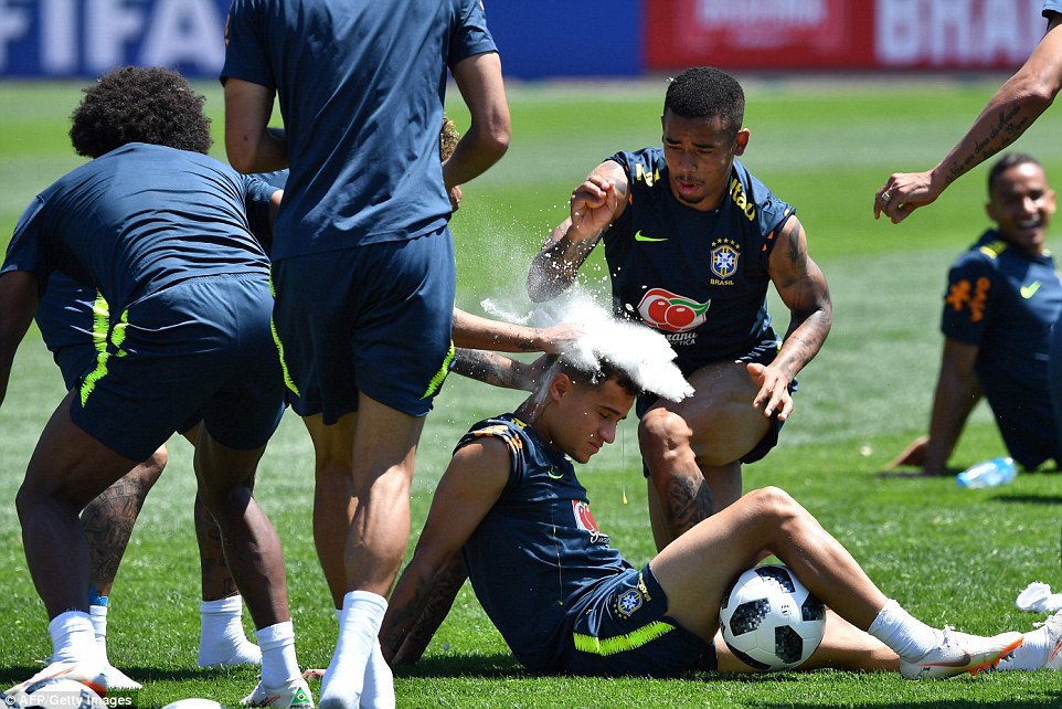 Philippe Coutinho cười ra nước mắt với món quà sinh nhật trên sân tập chuẩn bị cho World Cup 2018 - Ảnh 1.
