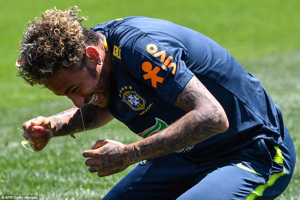 Philippe Coutinho cười ra nước mắt với món quà sinh nhật trên sân tập chuẩn bị cho World Cup 2018 - Ảnh 6.