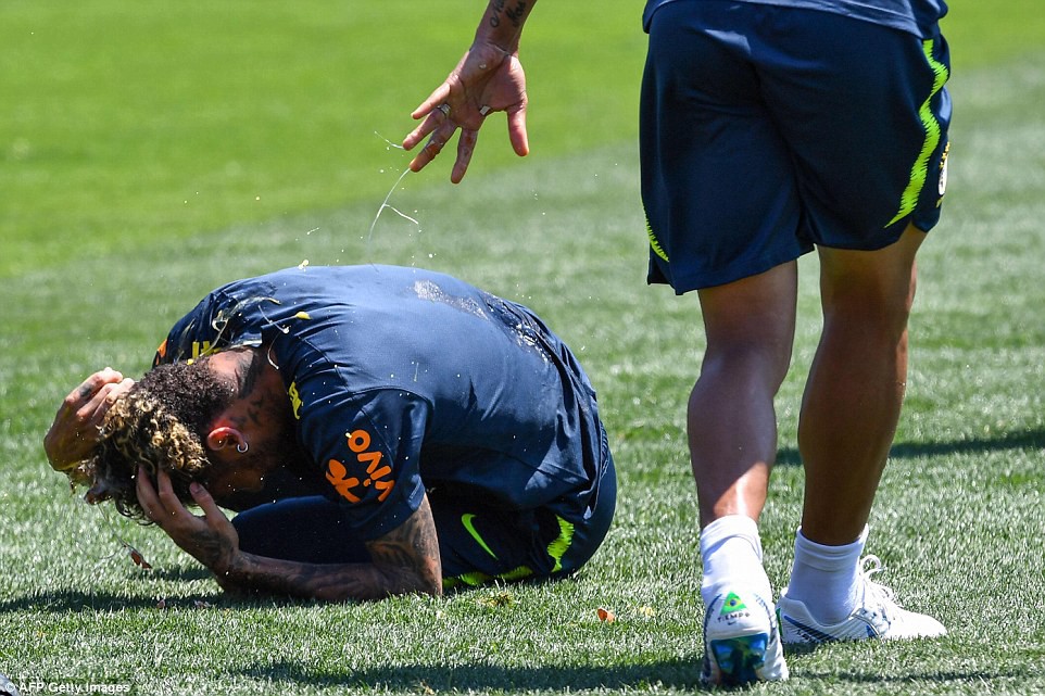 Philippe Coutinho cười ra nước mắt với món quà sinh nhật trên sân tập chuẩn bị cho World Cup 2018 - Ảnh 7.