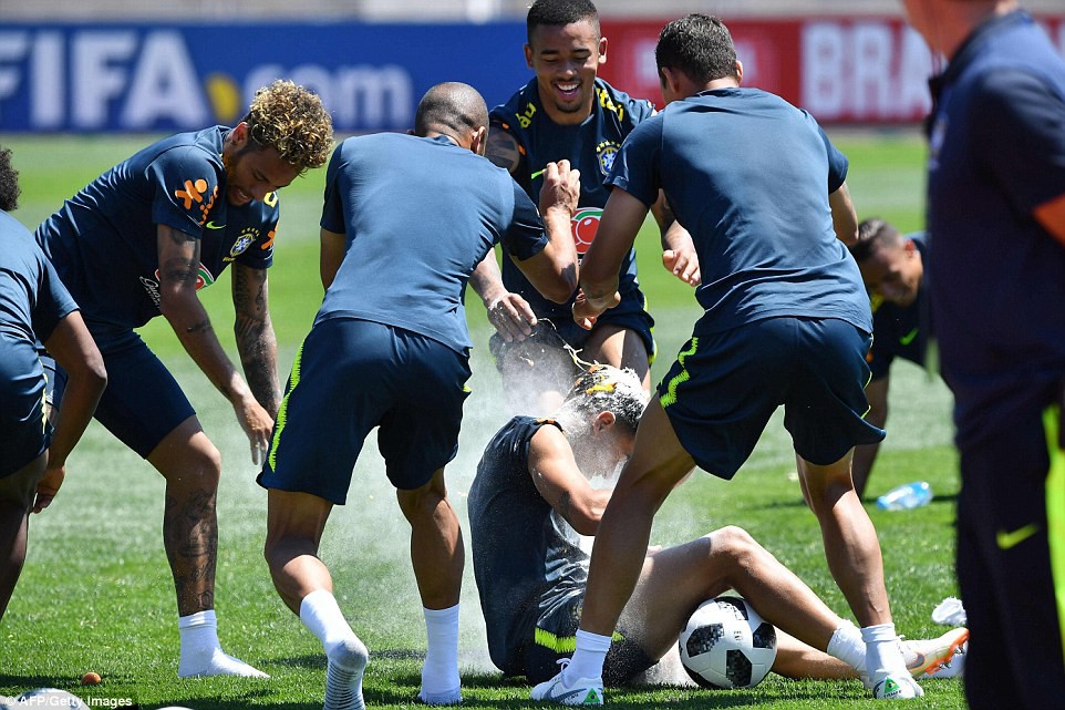 Philippe Coutinho cười ra nước mắt với món quà sinh nhật trên sân tập chuẩn bị cho World Cup 2018 - Ảnh 5.