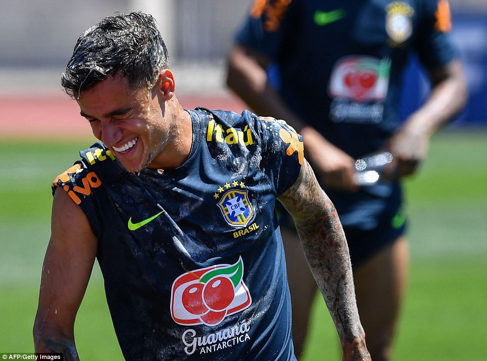 Philippe Coutinho cười ra nước mắt với món quà sinh nhật trên sân tập chuẩn bị cho World Cup 2018 - Ảnh 4.