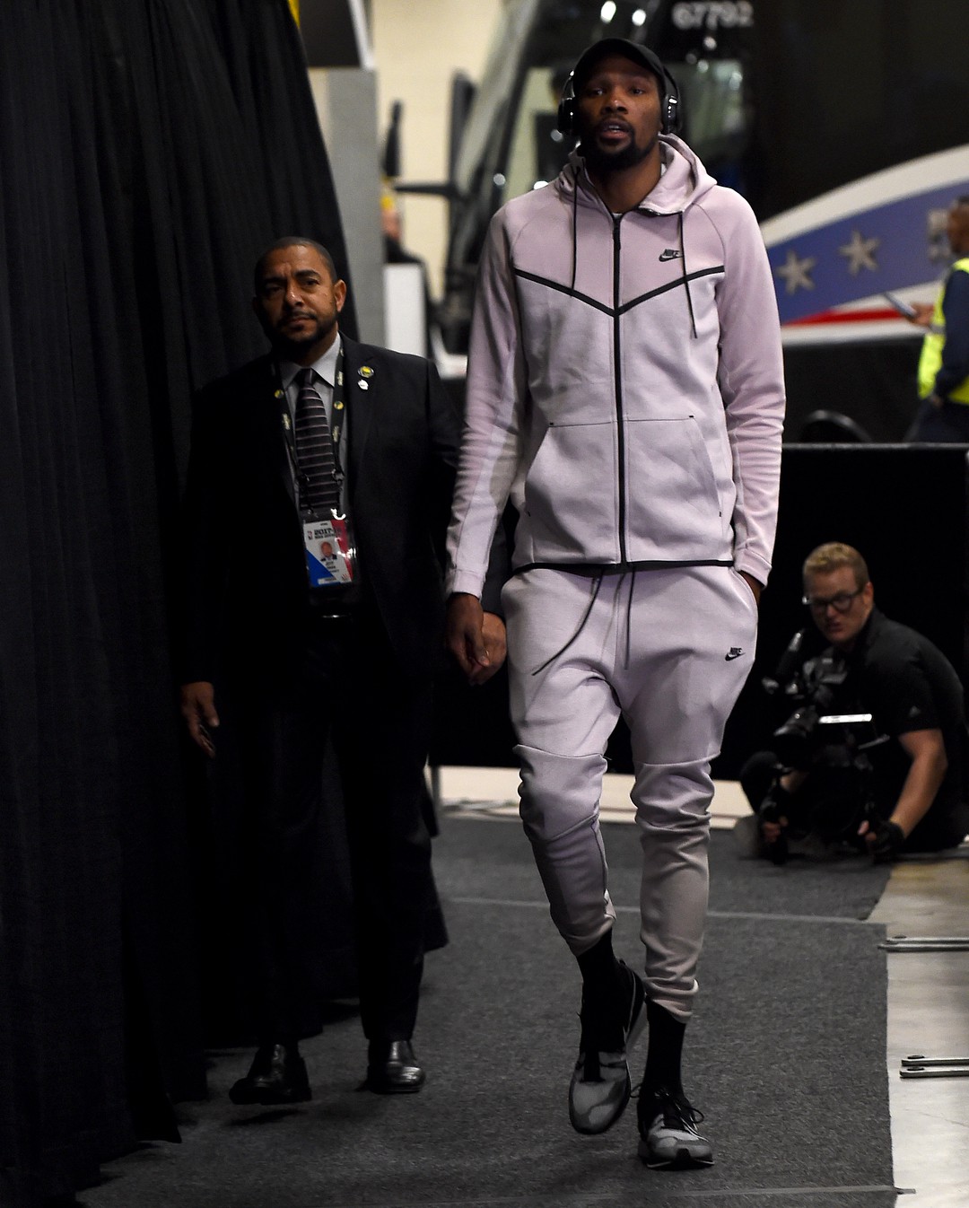 Kevin Durant tách biệt với thế giới lắm tiền của NBA bằng gu thời trang siêu giản dị - Ảnh 2.