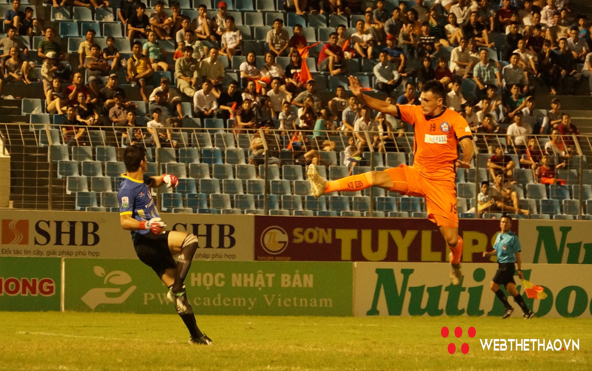Hàng thủ tệ nhất V.League 2018, nguy cơ rớt hạng của Nam Định rất cao - Ảnh 1.