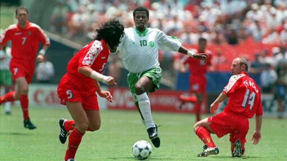 Top 50 bàn đẹp nhất lịch sử World Cup: Màn solo khó tin của Al-Owairan  - Ảnh 1.