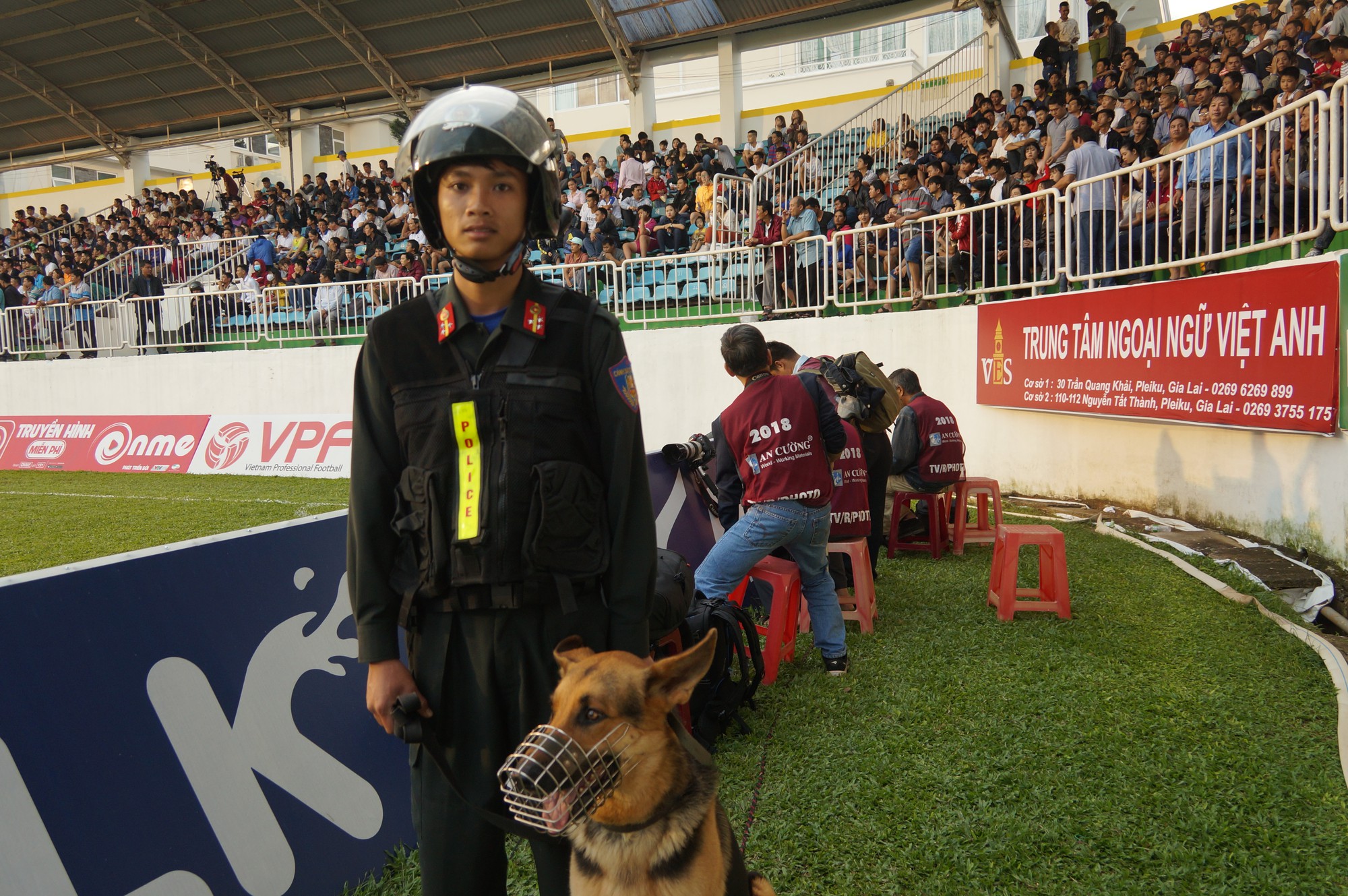 HAGL tăng cường chó nghiệp vụ để đảm bảo an ninh những trận đấu trên sân Pleiku  - Ảnh 3.