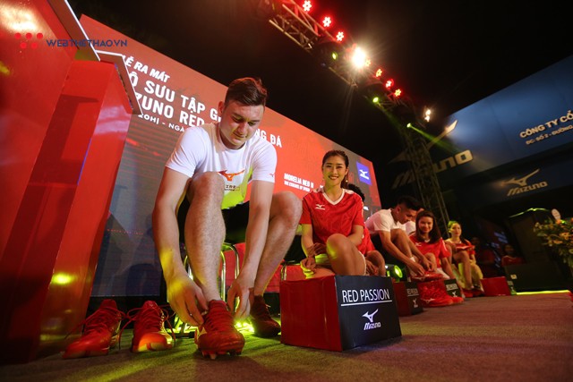 Tuyển thủ U23 VN tỷ thí với những chân dài bóng chuyền - Ảnh 10.