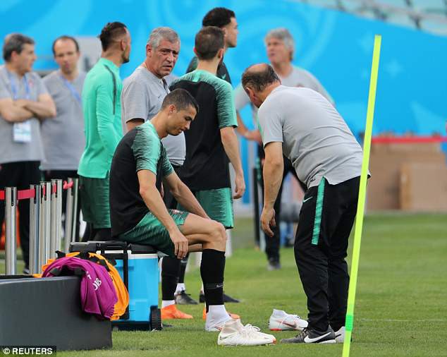 Cristiano Ronaldo khoe cơ chân trước đại chiến với Tây Ban Nha - Ảnh 4.