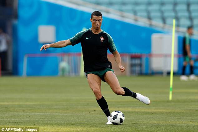 Cristiano Ronaldo khoe cơ chân trước đại chiến với Tây Ban Nha - Ảnh 2.