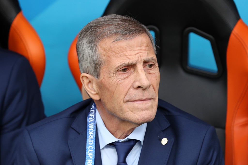 HLV Oscar Tabarez... chống nạng dẫn dắt Uruguay đánh bại Ai Cập - Ảnh 4.